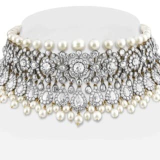 Online vs. In-Person: Where To Buy Antique Jewelleries For Best Deals
